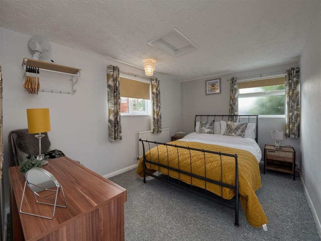 Little Park Holiday Homes Self Catering Cottages 1 & 2 Bedrooms Available Close To Tutbury Castle ภายนอก รูปภาพ